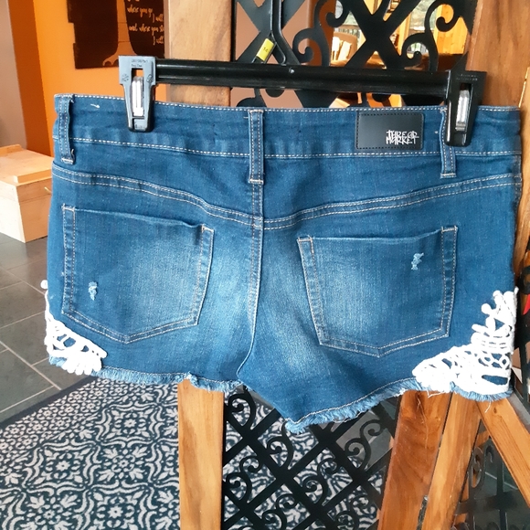 Sz 9 thread market jean shorts - Picture 3 of 3